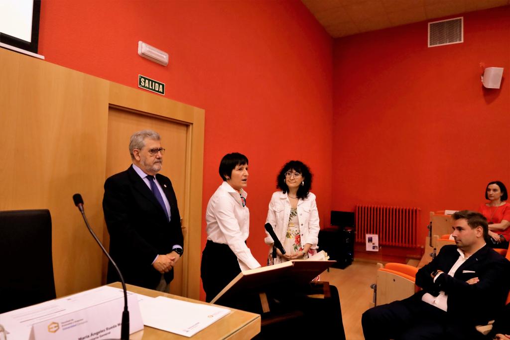 La nueva Decana, Ana Yetano, toma posesión del cargo, junto con el Rector, D. José Antonio Mayoral, y la Secretaria General, Mª Angeles Rueda.