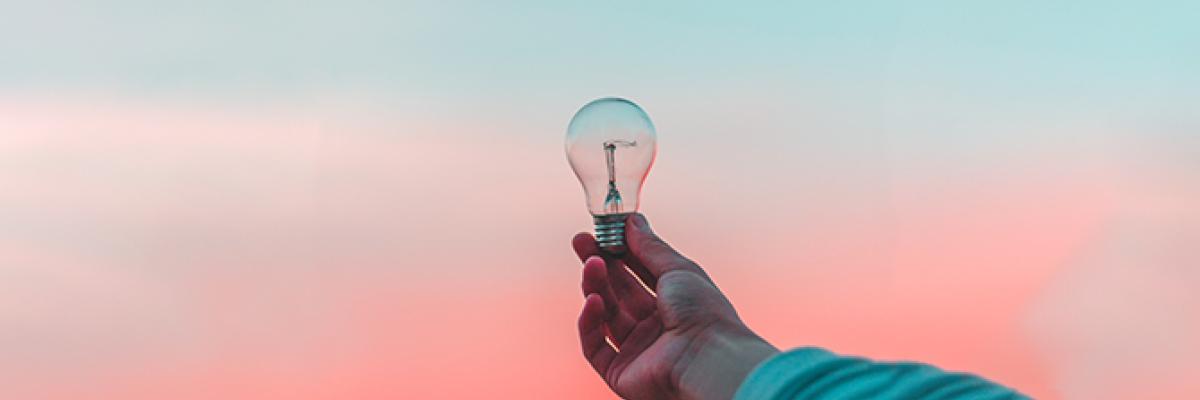 Imagen de portada: mano sujetando bombilla