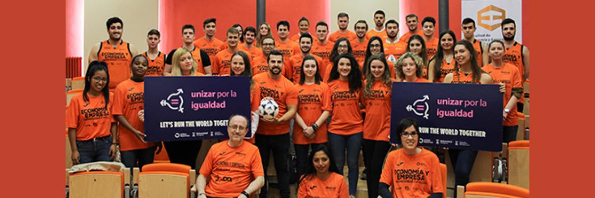 Imagen de portada: presentación de los equipos de deportes en el Salón de Actos