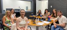 Actividades de la Biblioteca. Nuevo episodio en podcast Primera Planta (estudiantes egresadas de Marketing cuentan su experiencia) y exposición sobre desinformación
