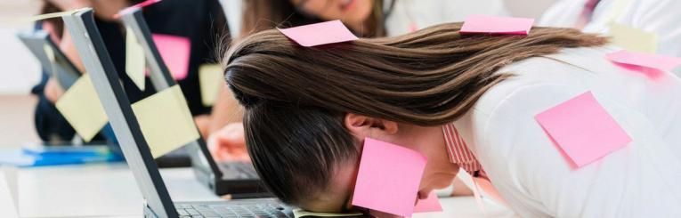 Chica estudiando